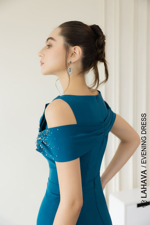 Elegant mermaid evening dress features a boat neck